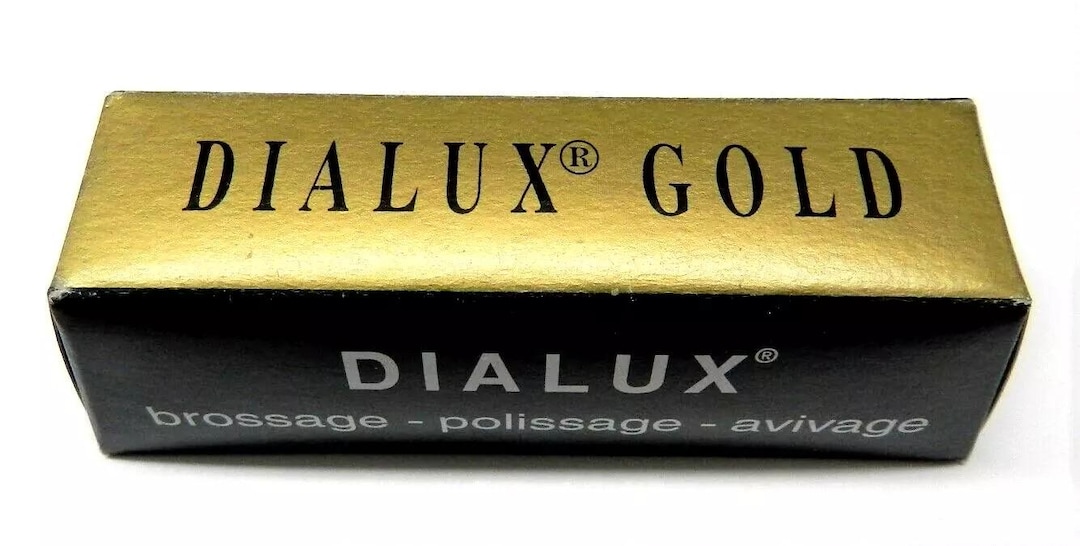 Orecchini Dorati Dei Gioielli Con Il Diamante Su Velluto Rosso, Pat Di Taglio Image95437096