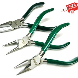 以下が含まれることがあります： 緑色のハンドルと銀色の顎を持つ3つのペンチ。ペンチはジュエリー作り用に設計されています。
