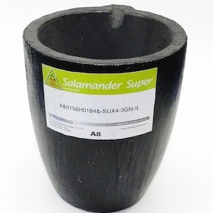 Op de afbeelding: Een zwarte keramische smeltkroes met de tekst "Salamander Super" en "A&0156H01848-SUX4-3GN-IL" op een wit label. De smeltkroes is gemaakt door Morgan Crucible Ltd. en heeft het nummer "A8" aan de zijkant.