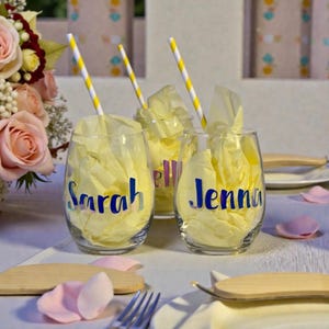 Gepersonaliseerde stemless wijnglas aangepaste naam 21oz bruidsmeisje bruiloft glaswerk