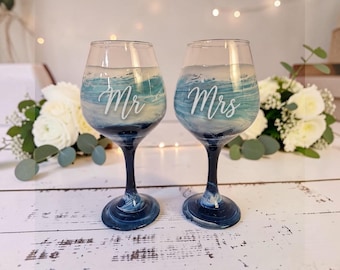 Ensemble de verres à vin de plage en résine époxy avec pieds, verres de mariage personnalisés Monsieur et Madame, cadeau de mariage sur le thème de la plage pour les mariées