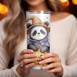 Envoltorio digital para vaso de Halloween con diseño de panda de 20 oz, disfraz de bruja de oso panda, diseño de temporada espeluznante, panda de dibujos animados con calabaza