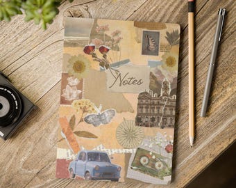 Peut inclure: Un carnet de notes de style vintage avec un collage d'images comprenant un papillon, une voiture, des fleurs et un bâtiment. La couverture du carnet est brune avec un recouvrement de papier crème. Le mot "Notes" est écrit en cursive sur la couverture.