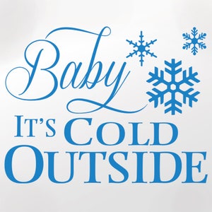 以下が含まれることがあります： 白い背景に青い文字で「Baby It's Cold Outside」と書いてあり、青い雪の結晶が3つあります。
