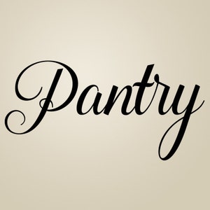 K&ouml;nnte beinhalten: Schwarzer und wei&szlig;er kursiv geschriebener Text, der "Pantry" lautet.