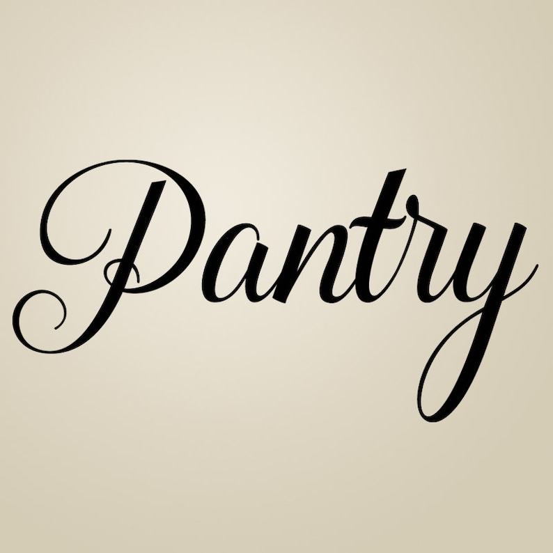 K&ouml;nnte beinhalten: Schwarzer und wei&szlig;er kursiv geschriebener Text, der "Pantry" lautet.