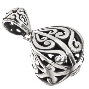 Pode incluir: Um pingente de prata com um design intrincado e ornamentado. O pingente tem a forma de uma lágrima e apresenta um padrão delicado de filigrana.