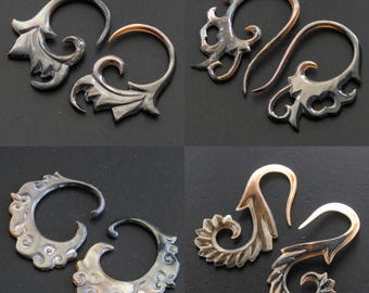 Estilos de aretes de nácar tribal tallados a mano con calibre para joyería corporal