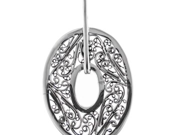 Può includere: Ciondolo in filigrana d'argento di forma ovale con un design intricato. Il ciondolo ha un anello nella parte superiore per attaccarlo a una catena.