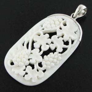 Colgante de plata de ley 925 con hueso de bisonte, flor tallada a mano, de 7,5 cm