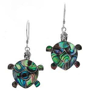 Pode incluir: Um par de brincos de prata com um design de tartaruga de concha de abalone verde, azul e iridescente.