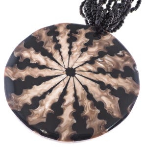 Kegel schelp hanger ketting met zwarte kralen