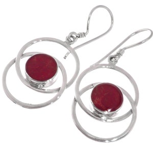 Puede incluir: Un par de pendientes de plata con una piedra de coral rojo engastada en un diseño de doble círculo.