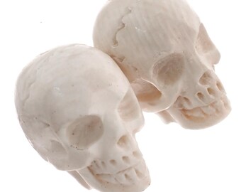 Par de cabochões de contas de chifre de veado esculpidos à mão em formato de crânio, 5/8"