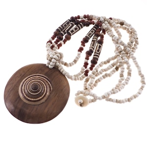 Ronde houten hanger beige kralen zonnewijzer schelpketting, 2 5/16"
