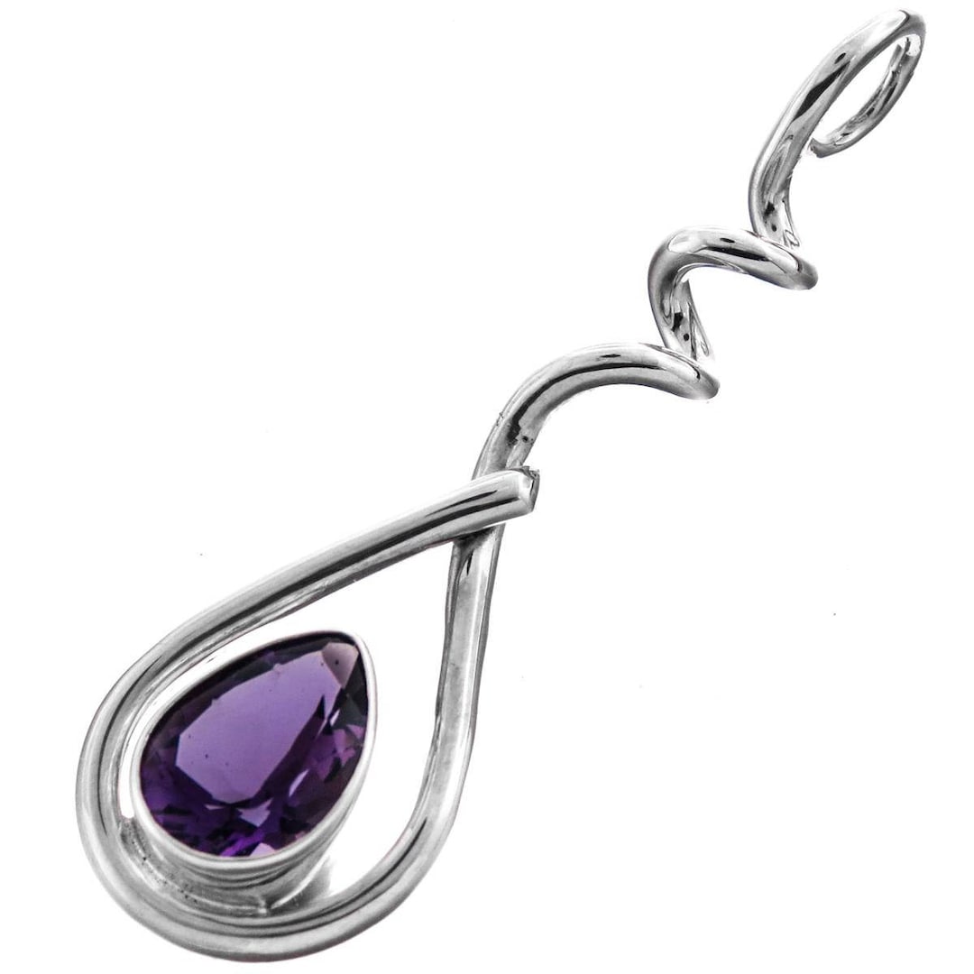 Ancien pendentif symboles tibétains fait main en argent gravé avec Ancien pendentif symboles tibétains fait main en argent gravé avec