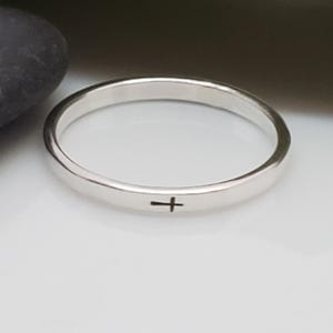 Bague Croix | Petite bague fine croix en argent sterling | Cadeau chrétien de bijoux pour elle, cadeau de pureté, de foi