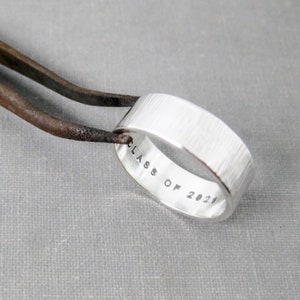 Bague de remise des diplômes de 6 mm de large - Sterling massif, personnalisée, bague de remise des diplômes unisexe, diplômé 2022