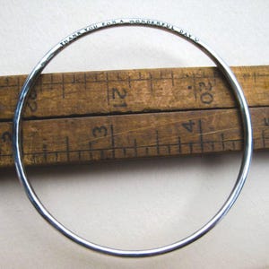 Bracelet personnalisé | Bracelet-jonc personnalisé en forme de petite police gravée sur le côté en argent sterling massif | Citation inspirante, cadeau prénom pour elle ou lui