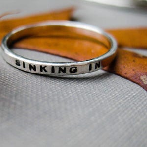 Bague empilable personnalisée en argent sterling - anneau de mots personnalisé