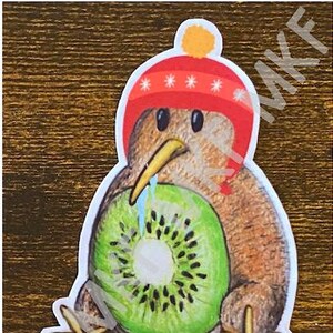 KIWI_*Édition hivernale*_Dr. Fett's Food Friends [Combinaison d'animaux faits main, jeux de mots sur la nourriture, nutrition amusante, oeuvres d'art fruits-légumes, cadeaux]