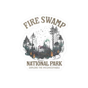 Könnte beinhalten: Ein Aufkleber mit einer Aquarellillustration einer Waldszene. Der Text "FIRE SWAMP NATIONAL PARK" ist braun. Das Design umfasst Bäume, Flammen und den Satz "EXPLORE THE INCONCEIVABLE".