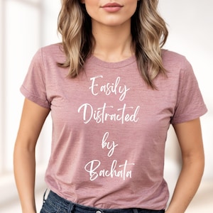 EASILY DISCTRACTED by BACHATA - Zabawna koszulka do tańca latynoskiego dla bachatów, uroczy, obszerny T-shirt unisex | Zmysłowy prezent dla wielbicieli bachaty dla tancerzy