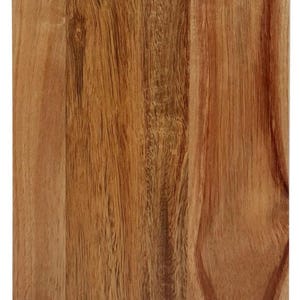 Könnte beinhalten: Ein rechteckiges Schneidebrett aus Holz mit einem weißen Marmorboden. Das Brett hat einen Griff mit einem Loch in der Mitte.