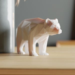 Geometric Polar Bear Statue – White Bear Décor – Modern Low Poly Animal Sculpture – PLA Eco-Friendly Gift – Minimalist Desk or Shelf Art
