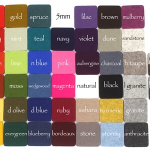 Op de afbeelding: Een kleurenkaart met 5 mm grote viltvierkanten met namen voor elke kleur, waaronder vuur, goud, spar, lila, bruin, moerbei, kers, munt, teal, marine, violet, duin, zandsteen, oranje, limoen, donkerblauw, roze, aubergine, antraciet, lichtbruin, omkeerbaar bruin, roest, mos, lichtblauw, magenta, natuur, zwart, graniet, omkeerbaar grijs, lichtgeel, donkergroen, donkerblauw, robijn, Sahara, kurkuma, graniet, geel, groenblijvend, bosbes, bordeaux, steen, stormachtig, antraciet.