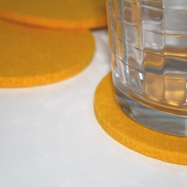 Dessous de verre ronds en feutre de laine jaune de 4 pouces pour boissons fabriqués à partir de tissu en feutre de fabrication allemande, ensemble de dessous de verre pour pendaison de crémaillère, cadeaux d'hôtesse, ustensiles de bar