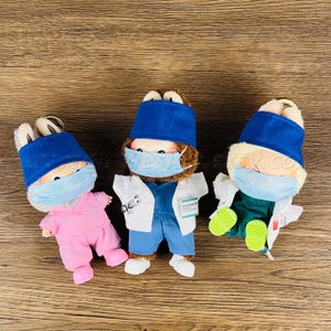 17cm (6.7in) Doll Medical Scrubs Outfit – Handmade Miniature Uniform with Custom Name Badge – Fits 17cm Dolls – Healthcare Roleplay Costume
