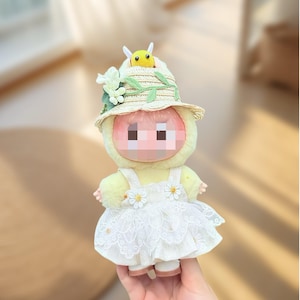 17cm (6.7in) Vinyluxe Doll Clothes Set – Daisy Hat and Outfit Keychain for 1st and 2nd Generation Dolls – Cute Hanging Doll Accessory