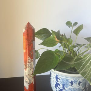 Sprawdź naszą śliczną Tall Red Jasper Tower! Ma oszałamiające 13 cali wysokości i na pewno rozjaśni Twoją przestrzeń.