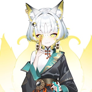 K&ouml;nnte beinhalten: Anime-Illustration eines fuchs&auml;hnlichen Charakters mit wei&szlig;en Haaren und gelben Akzenten. Die Figur tr&auml;gt ein schwarz-t&uuml;rkisfarbenes Outfit mit einem Yin-Yang-G&uuml;rtel und h&auml;lt eine kleine Karte. Der Hintergrund zeigt ein leuchtendes gelbes Design.