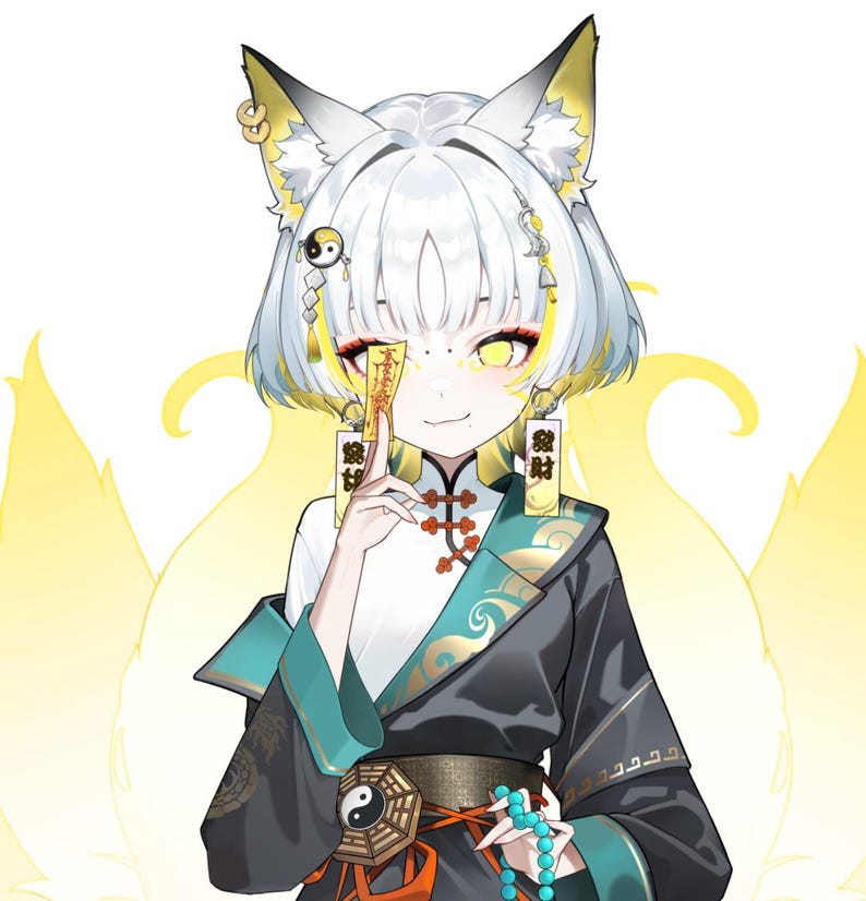 K&ouml;nnte beinhalten: Anime-Illustration eines fuchs&auml;hnlichen Charakters mit wei&szlig;en Haaren und gelben Akzenten. Die Figur tr&auml;gt ein schwarz-t&uuml;rkisfarbenes Outfit mit einem Yin-Yang-G&uuml;rtel und h&auml;lt eine kleine Karte. Der Hintergrund zeigt ein leuchtendes gelbes Design.