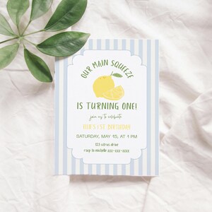 Könnte beinhalten: Eine blau-weiß gestreifte Einladung mit einer gelben Zitronenillustration. Der Text lautet "Our Main Squeeze is Turning One!"  Feiern Sie mit uns den 1. Geburtstag von Ellie. Samstag, 15. Mai, um 13:00 Uhr. 123 Citrus Drive. RSVP an Michelle xxx-xxx-xxxx.