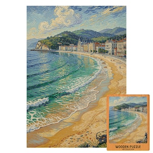 Peut inclure: Un puzzle en bois représentant une peinture de paysage côtier avec une plage, l'océan et des bâtiments. Le puzzle est de forme rectangulaire, avec un plus petit puzzle terminé dans le coin. Le petit puzzle porte l'inscription "WOODEN PUZZLE ART COLLECTION".