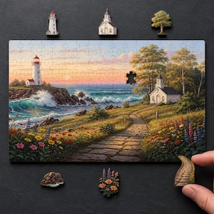 Könnte beinhalten: Ein rechteckiges Puzzle mit einer Küstenlandschaft, einem Leuchtturm auf einer Felsklippe, einem Steinweg zu einer weißen Kirche und bunten Wildblumen. Mehrere einzelne Puzzleteile sind um das Hauptmotiv herum angeordnet.