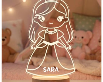 Könnte beinhalten: Nachtlicht in Prinzessinnenform mit dem Namen "SARA" in Weiß beleuchtet. Die Lampe hat einen Holzsockel und ein klares Acryl-Prinzessinnen-Design mit einer Krone. Der Hintergrund umfasst sanfte Beleuchtung und Plüschtiere.