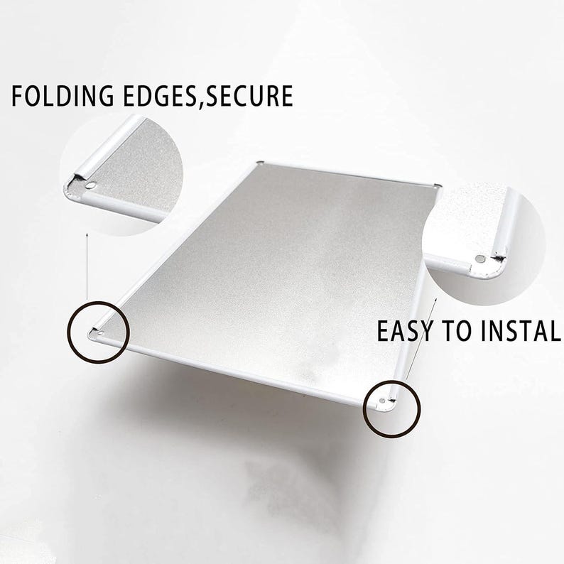 K&ouml;nnte beinhalten: Rechteckiges Metallschild mit silberner Oberfl&auml;che und wei&szlig;en Kanten. Der Text "FOLDING EDGES, SECURE" und "EASY TO INSTALL" ist sichtbar. Die Ecken zeigen die Faltkanten und Montagel&ouml;cher.