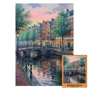Peut inclure: Une peinture colorée d'une ville européenne au crépuscule, avec un canal, un pont et des bâtiments aux fenêtres éclairées. Des vélos sont garés le long du quai pavé de briques. Un puzzle en bois avec la même image est également présenté. Le puzzle est intitulé "Wooden Puzzle Art Collection."