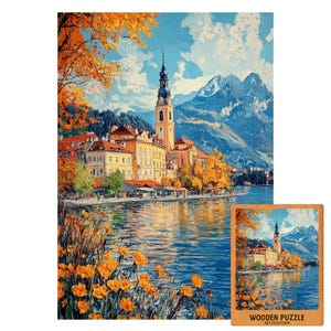 Pode incluir: Um quebra-cabeça de madeira com uma pintura de paisagem de uma cidade europeia à beira de um lago, com uma torre de igreja, montanhas e árvores de outono. Uma versão menor e completa da imagem também está presente.