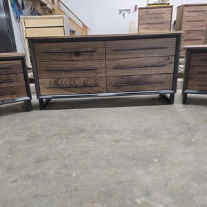 Juego de dormitorio de nogal, cómoda y 2 mesitas de noche, juego de muebles de dormitorio moderno, dormitorio de mediados de siglo con camas king y queen, madera maciza hecha a mano