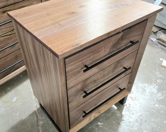 handgemachter 24w x 30t x 18d nussbaum nachttisch mit 3 schubladen im modernen industrie stil