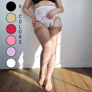 Puede incluir: Una mujer con un liguero blanco con ligas y medias transparentes. La imagen muestra seis opciones de color: negro, beige, rojo, rosa, lavanda y blanco. El texto "6 COLORES" es visible.
