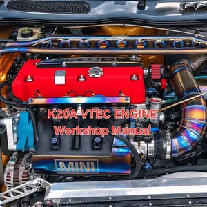 Könnte beinhalten: Nahaufnahme eines Automotors mit roter Motorabdeckung und metallischen Komponenten mit schillernden Oberflächen. Der Text "K20A-VTEC ENGINE Workshop Manual" ist sichtbar. Der Motor ist in einem Auto eingebaut.