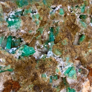 Raw Emerald Specimen: 1392g Vivid Green Crystal from Afghanistan