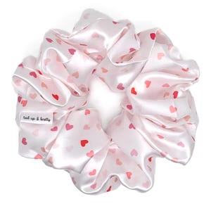 Annabelle XL Satin Valentine’s Scrunchie | Delicados corações rosa claro | Feito à mão X-Large Satin Scrunchie | amarrado e cheio de nós