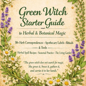 Pode incluir: Uma capa de livro Green Witch Starter Guide to Herbal & Botanical Magic com uma borda decorativa de lavanda, camomila e folhas verdes em um fundo estilo pergaminho. O texto inclui 50+ Herb Correspondences, Apothecary Labels, Rituals & Tools, Herbal Spell Recipes, Seasonal Practice, The Living Garden e uma citação sobre a bruxa verde.